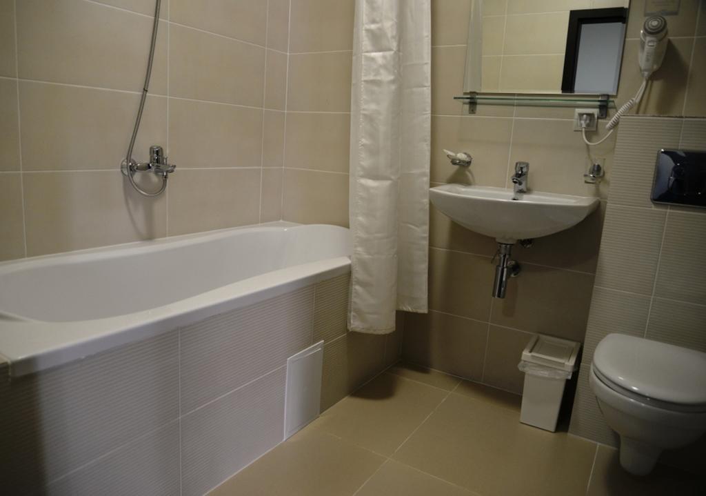 Rakhiv Hotel & Apartments Стая снимка
